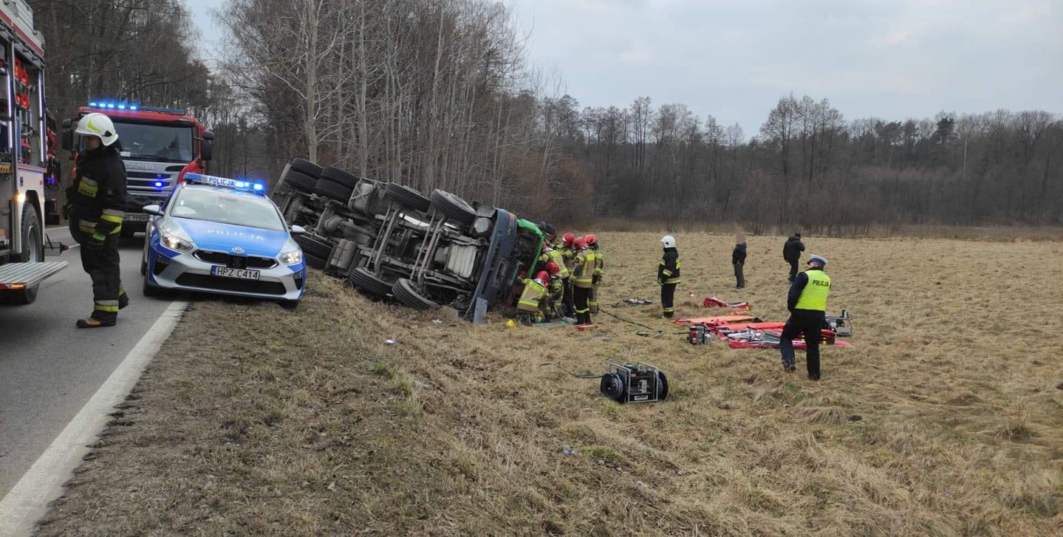 Betoniarka runęła do rowu. Groźny wypadek pod Piasecznem
