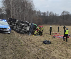 Betoniarka runęła do rowu. Groźny wypadek pod Piasecznem