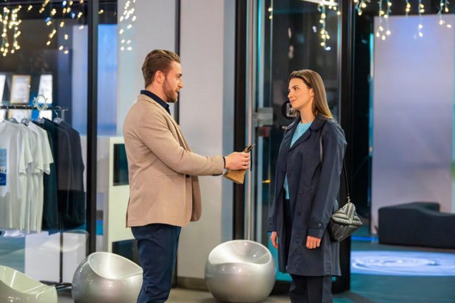 Pierwsza miłość, odcinek 4188: Iga chce odkryć, kto stoi za wrobieniem Alana w kradzież. Jej podejrzenia wzbudza James