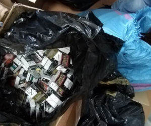 Dziesiątki tysięcy papierosów i kilogramy tytoniu – wszystko nielegalne. 35-latka wpadła na targowisku 