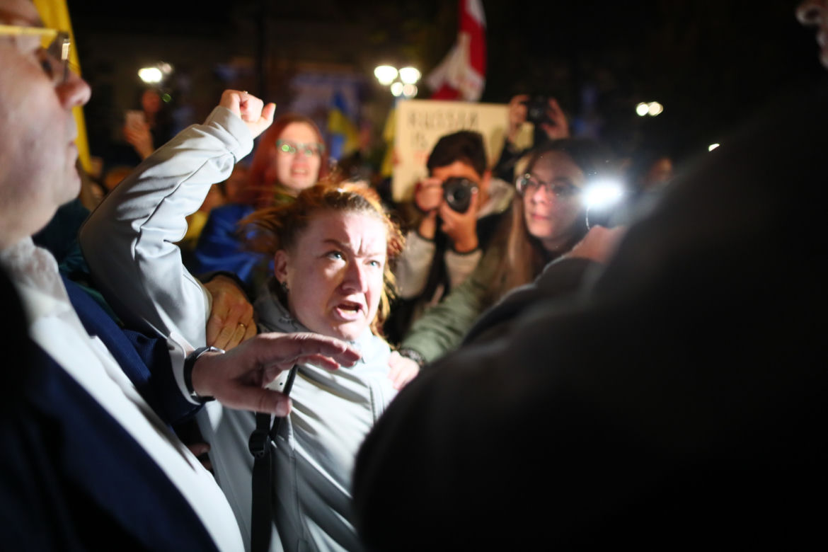 Protest przed ambasadą Rosji w Warszawie. Tłum skanduje” "Putin won!"