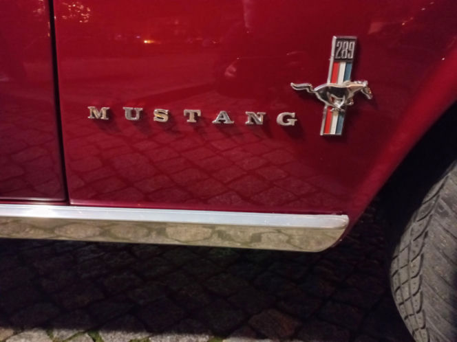 Świąteczny Zlot Amerykańskich Samochodów na Rynku w Lesznie