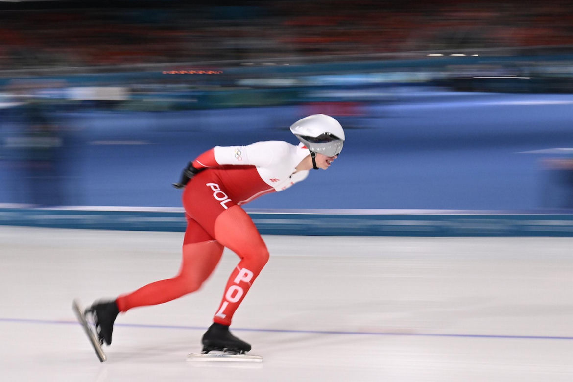 Panczenista Władimir Siemirunnij po biegu na 10 km, który dał mu srebrny medal olimpijski