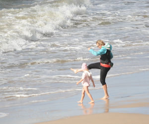 Anna Guzik z rodziną na plaży