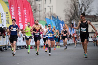 Warszawa otwiera sezon biegowy z rekordową liczbą biegaczy. 33 tysiące zawodników na starcie jubileuszowego 20. Półmaratonu Warszawskiego i New Balance Biegu na Piątkę