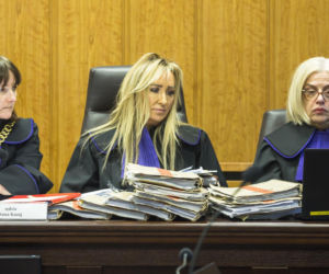 Co widać na nagraniu ataku nożem na Nowym Świecie? Sąd odtworzył szokujący materiał