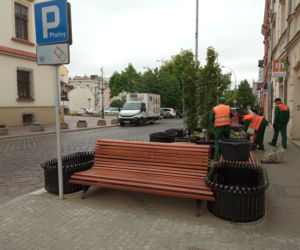 Ławki i zieleń na ul. Słowackiego w Rzeszowie. Koniec z parkowaniem na chodniku