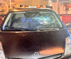 Agresywny mężczyzna dewastował przejeżdżające auta w Warszawie