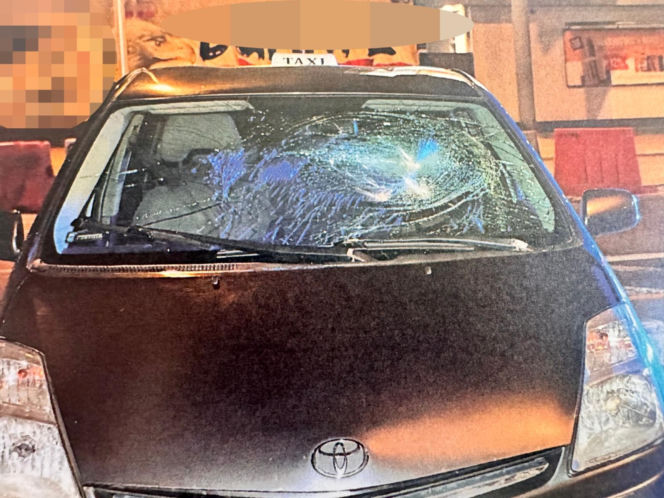 Agresywny mężczyzna dewastował przejeżdżające auta w Warszawie