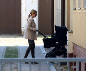 Babcia pracuje, dzieci spacerują