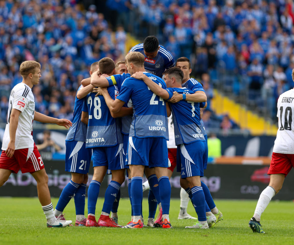 Cieszący się piłkarze Ruchu Chorzów w niebieskich strojach. O meczu z Polonią Warszawa przeczytasz na SE Supersport.