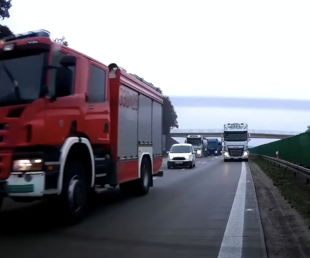 Bezczelny cwaniak mknie w korku za wozem strażackim