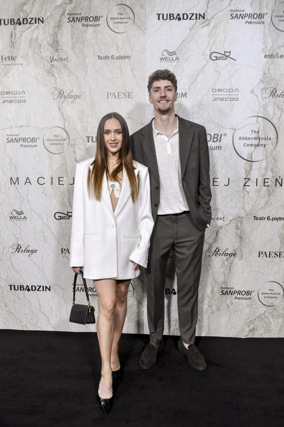 Szapołowska w czerni, Fijał z futrem w ręku i olśniewająca Steczkowska. Tłum gwiazd u Zienia