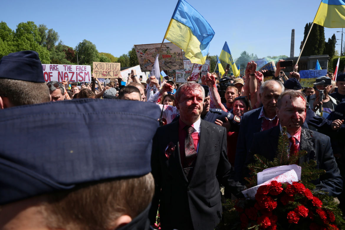 Siergiej Andriejew oblany czerwoną farbą