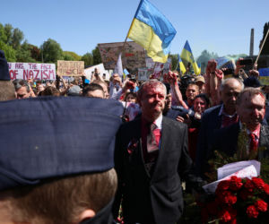 Siergiej Andriejew oblany czerwoną farbą. Protest pod Mauzoleum Żołnierzy Radzieckich