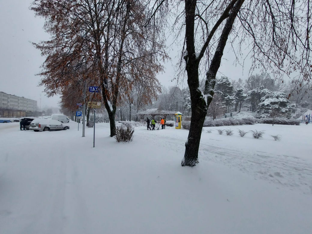Starachowice pod śniegiem, na drogach trudne warunki do jazdy