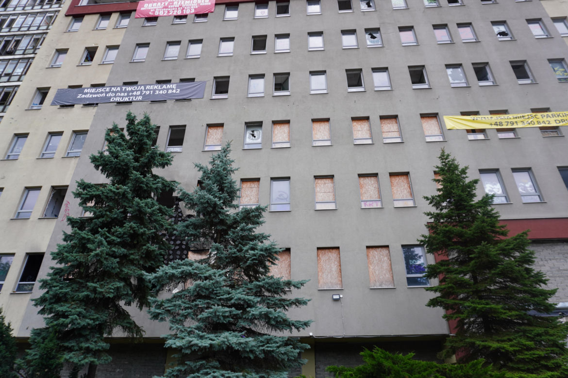 Zrujnowany budynek po dawnej uczelni Almamer przy Wolskiej 43
