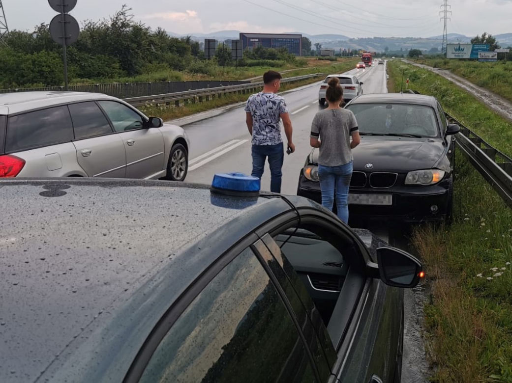 Stary Sącz. Nieszczęśliwa zakochana i nietrzeźwa kobieta rozbiła bmw
