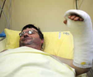 Lekarze przyszyli mu odciętą rękę