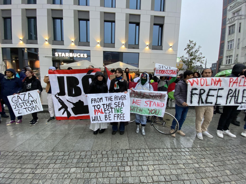 Protest w Łodzi. Zebrali się w centrum miasta by pokazać solidarność z Palestyną [ZDJĘCIA]