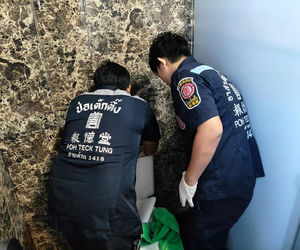 Sprzątała toalety, nagle usłyszała płacz. W spłuczce był upchnięty noworodek! Nie miał odciętej pępowiny