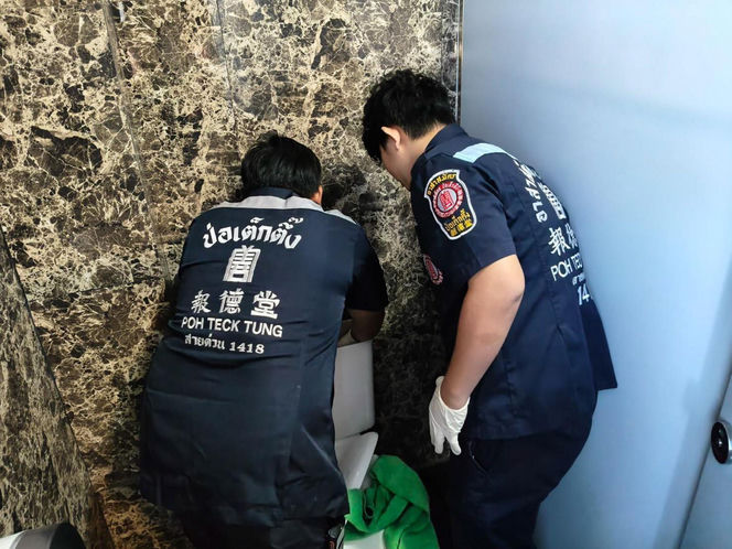 Sprzątała toalety, nagle usłyszała płacz. W spłuczce był upchnięty noworodek! Nie miał odciętej pępowiny