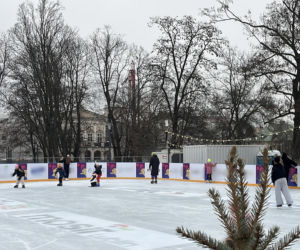 Lodowisko wróciło do centrum Lublina. Plac Litewski znów pełen łyżwiarz