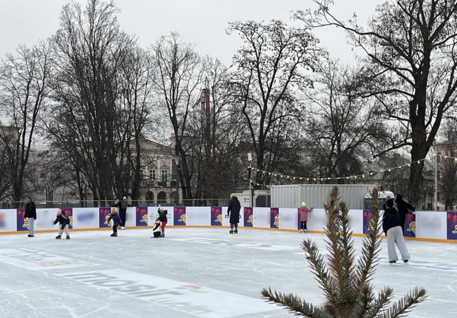 Lodowisko wróciło do centrum Lublina. Plac Litewski znów pełen łyżwiarz
