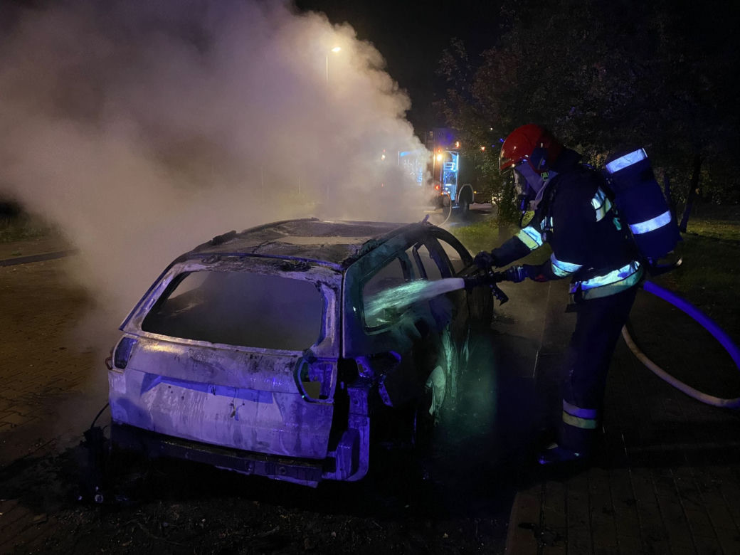 Nocny pożar auta w Toruniu. Akcja strażaków na lewobrzeżu