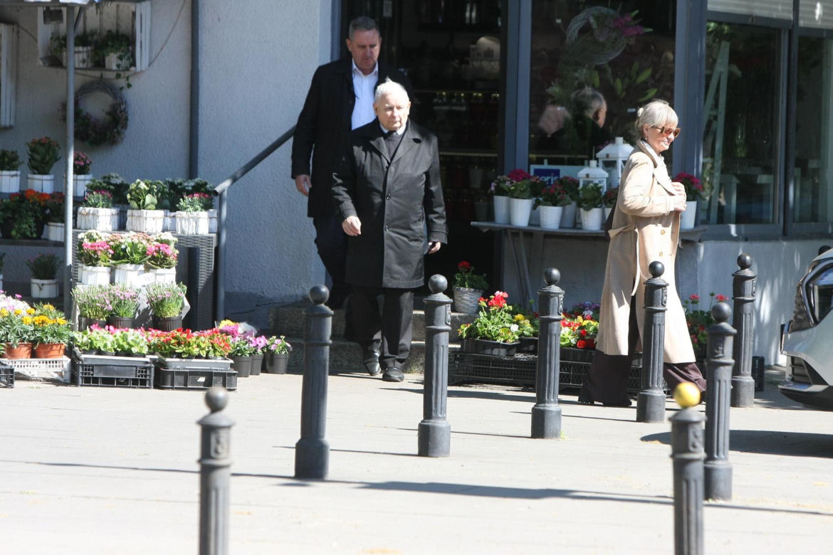 Jarosław Kaczyński na cmentarzu nie był sam. Pewna kobieta nie odstępowała go na krok