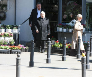 Jarosław Kaczyński na cmentarzu nie był sam. Pewna kobieta nie odstępowała go na krok