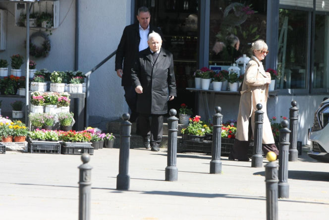 Jarosław Kaczyński na cmentarzu nie był sam. Pewna kobieta nie odstępowała go na krok