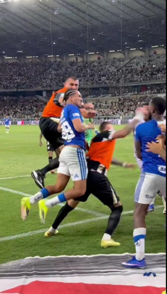 Burdy na meczu Cruzeiro - Atletico Mineiro