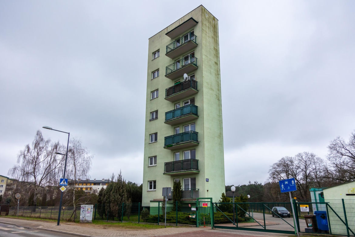 Najwęższy blok w Warszawie - zdjęcia. Zobacz budynek z Odkrytej 55C