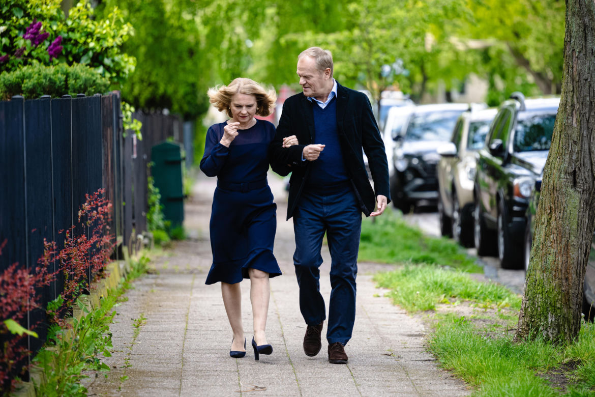 Donald Tusk obsypał żonę kwiatami