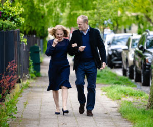 Donald Tusk obsypał żonę kwiatami