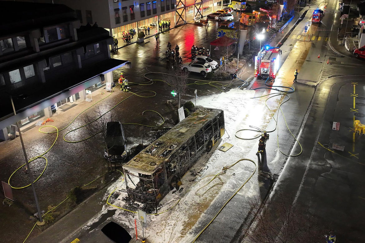 Pożar autobusu w Kerzers w kantonie Fryburg na zachodzie Szwajcarii