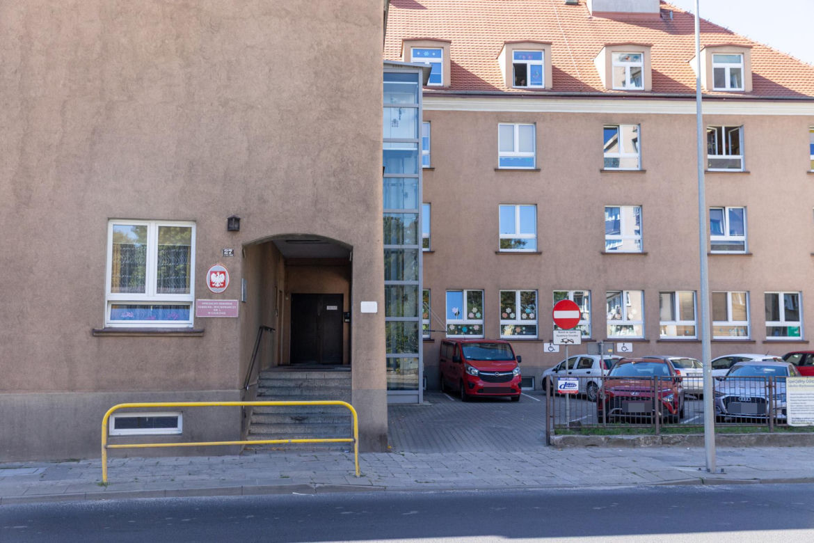 11-latek wypadł z okna szkoły w Gnieźnie