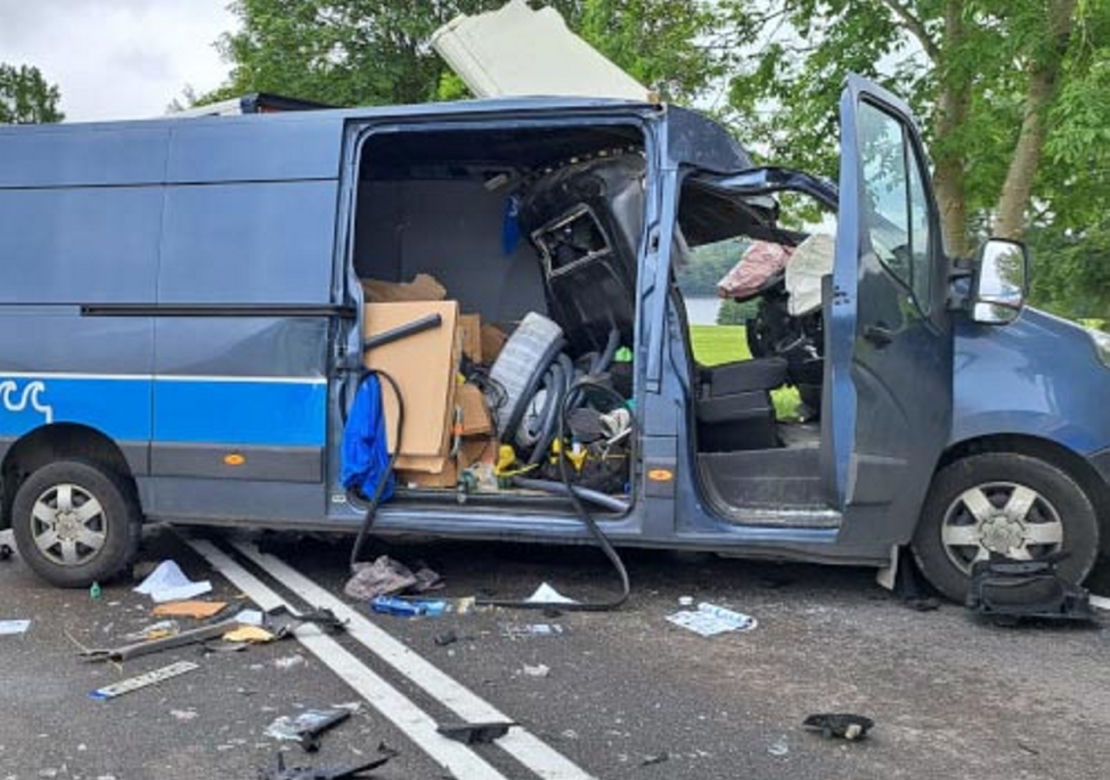 Śmiertelny wypadek pod Bytowem! 40-latek miał wykonać zabroniony manewr i zginął w rozbitym renaulcie [ZDJĘCIA]