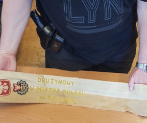 Policjanci z Bydgoszczy odzyskali legendarną szarfę. Dwaj bracia zatrzymani 