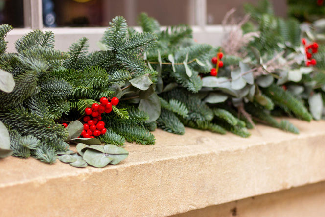 Zewnętrzne dekoracje okien na Boże Narodzenie