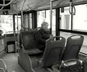 Wyzywali starszą panią w autobusie. Sprawa wywołała burzę w sieci. Finał zaskakuje!