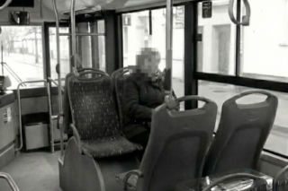 Wyzywali starszą panią w autobusie. Sprawa wywołała burzę w sieci. Finał zaskakuje!