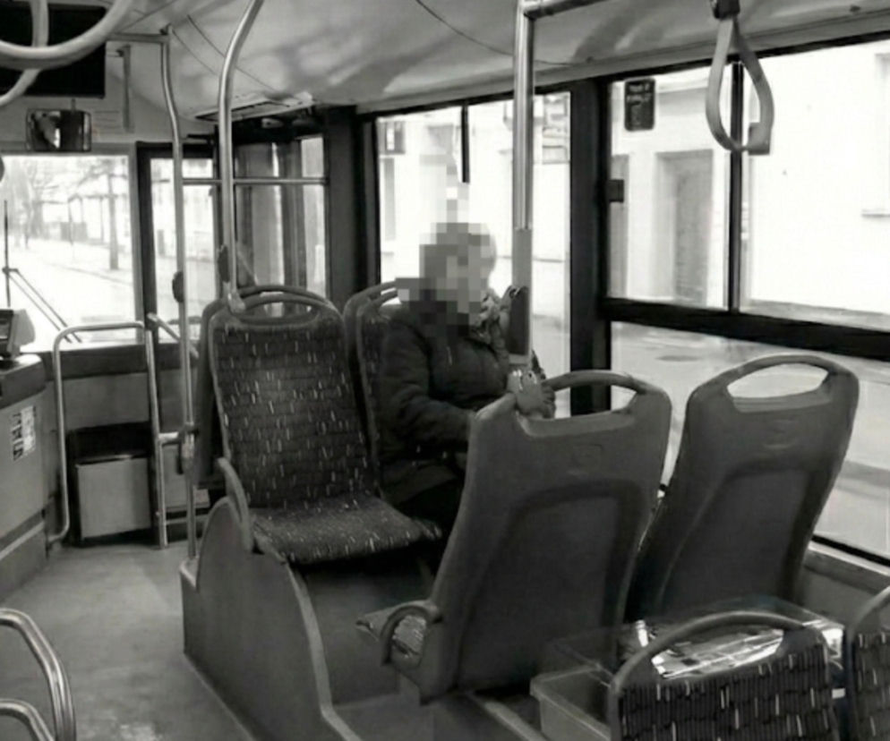 Wyzywali starszą panią w autobusie. Sprawa wywołała burzę w sieci. Finał zaskakuje!