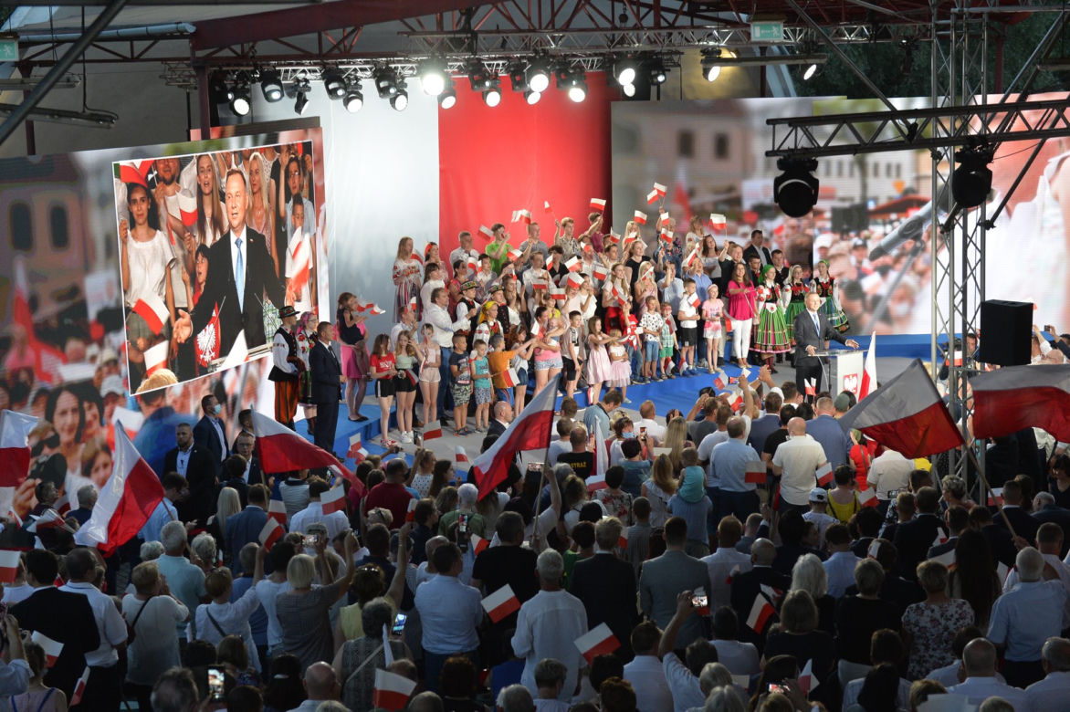 Wybory 2020. Duda gratuluje Trzaskowskiemu. Został wybuczany przez własny sztab