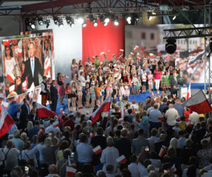 Wybory 2020. Duda gratuluje Trzaskowskiemu. Został wybuczany przez własny sztab