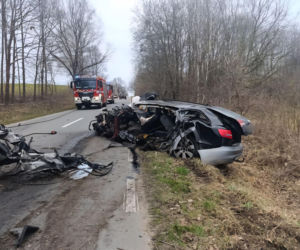 Koszmarny wypadek na Pomorzu. Audi roztrzaskane o drzewo