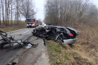 Koszmarny wypadek na lokalnej drodze. Audi roztrzaskane o drzewo
