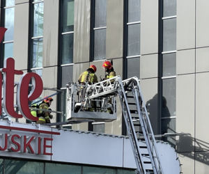 Pożar na Jagiellońskiej. Zapalił się budynek mazowieckiej skarbówki