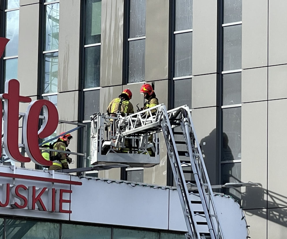 Pożar na Jagiellońskiej. Zapalił się budynek mazowieckiej skarbówki